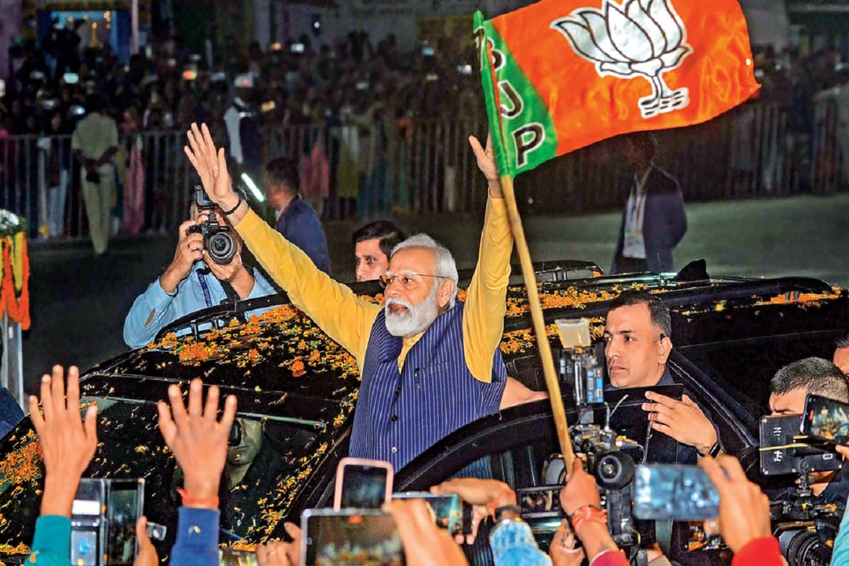 PM मोदी का रांची में जोरदार स्वागत, एयरपोर्ट से राजभवन तक रोड शो, प्रधानमंत्री की झलक पाने को लोग दिखे बेताब