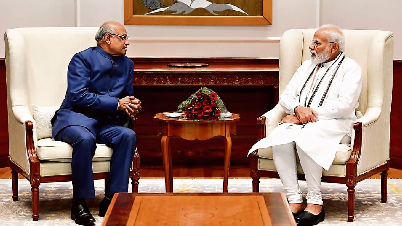 Jharkhand: बढ़ी राजनीतिक हलचल, पीएम मोदी और अमित शाह से मिले राज्यपाल रमेश बैस, घिर रही है हेमंत सरकार!