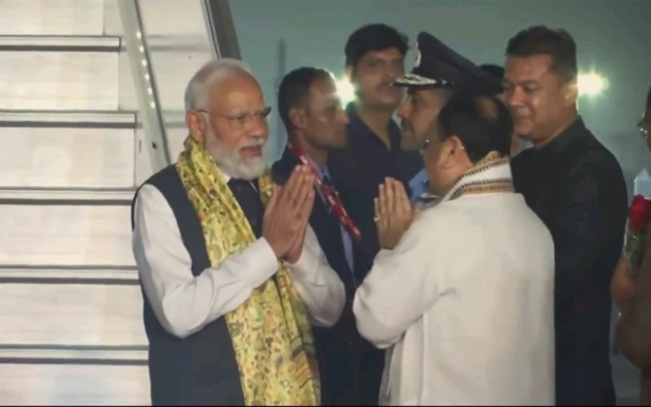 मिस्र और यूएस के दौरे से भारत लौटे पीएम मोदी, नड्डा से पूछा - देश में क्या चल रहा है?