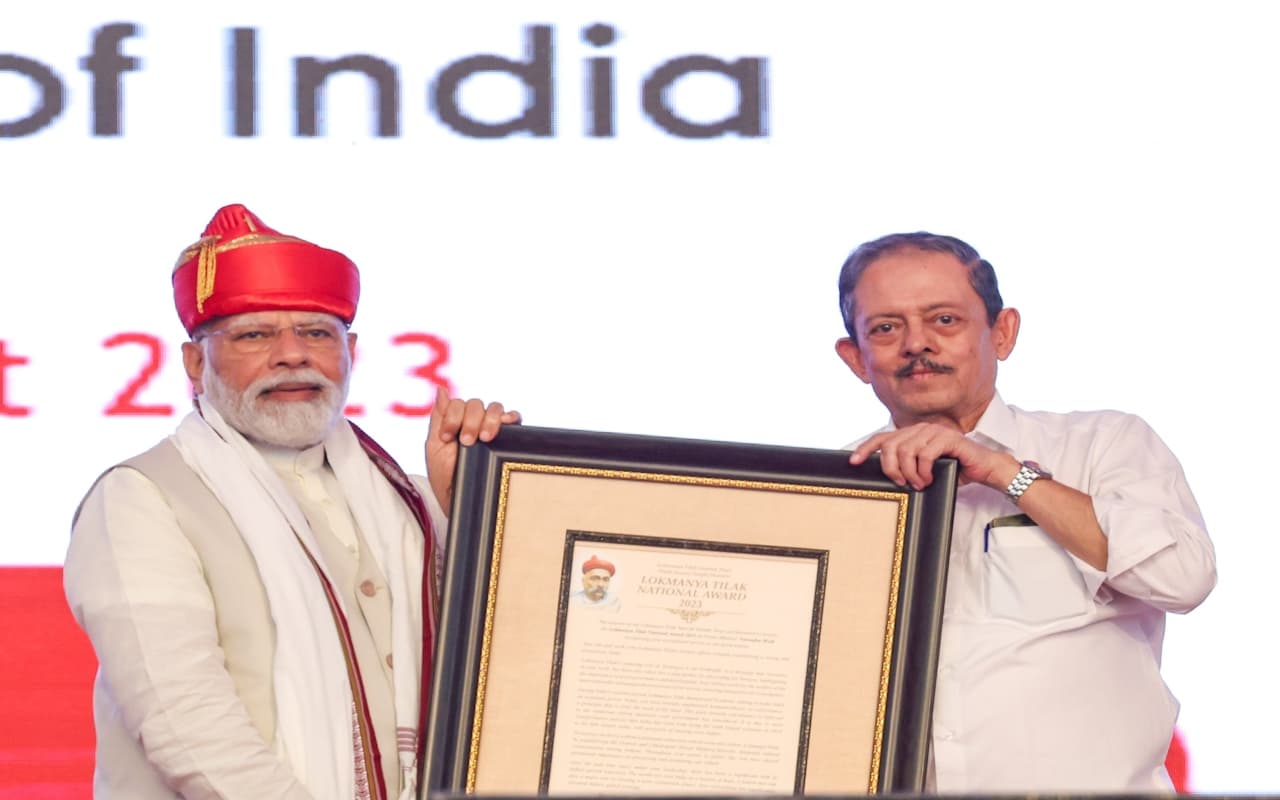 लोकमान्य तिलक पुरस्कार से नवाजे गये पीएम मोदी, शरद पवार के साथ किया मंच साझा