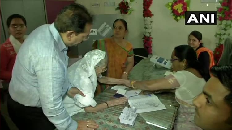 गांधीनगर निकाय चुनाव: 99 साल की उम्र में पीएम मोदी की मां ने डाला वोट, बीजेपी की जीत का जताया भरोसा