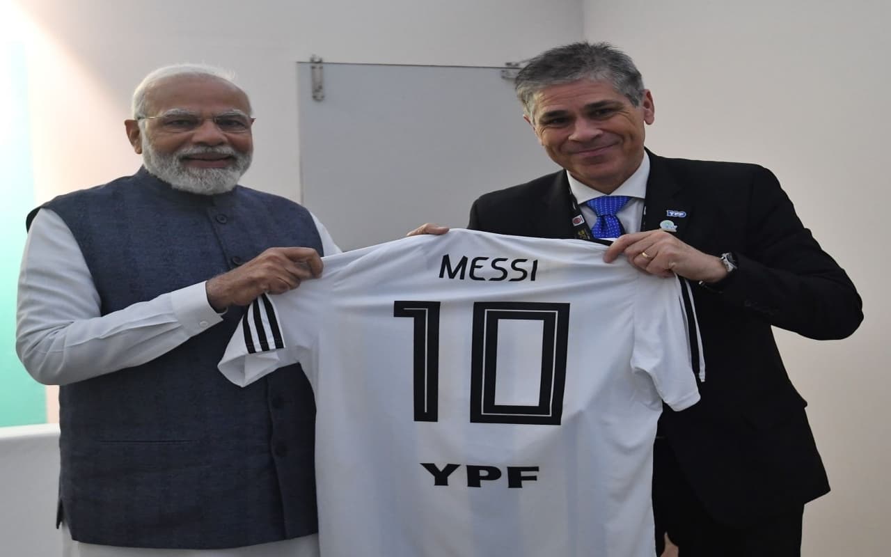 PM Modi Messi Jersey: अर्जेंटीना ने  प्रधानमंत्री मोदी को गिफ्ट की लियोनल मेसी की जर्सी, देखें PHOTOS