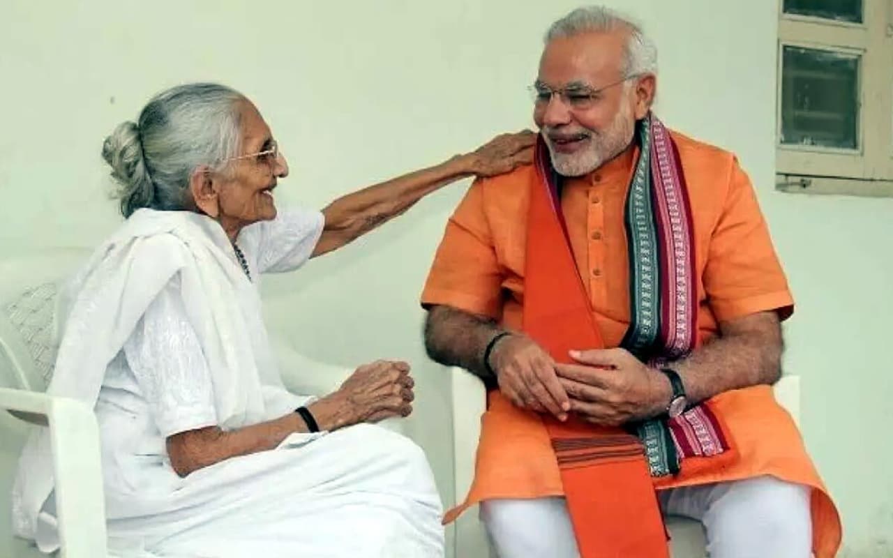 PM Modi की वेबसाइट पर आयीं मां! हीराबेन को श्रद्धांजलि देने और मातृत्व का उत्सव मनाने के लिए माइक्रोसाइट शुरू