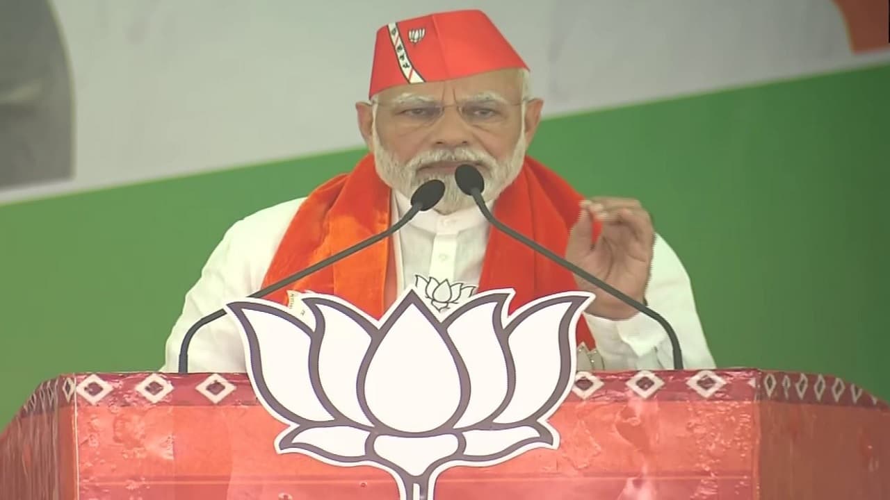 Gujarat Election: कांग्रेस पर जमकर बरसे पीएम मोदी, बोले- अंग्रेजों जैसा काम करती है सबसे पुरानी पार्टी