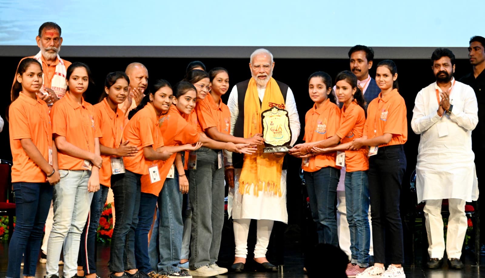 PM Modi Varanasi Visit Photo: पीएम नरेंद्र मोदी ने यूपी में अटल आवासीय विद्यालयों का किया लोकार्पण, देखें फोटो