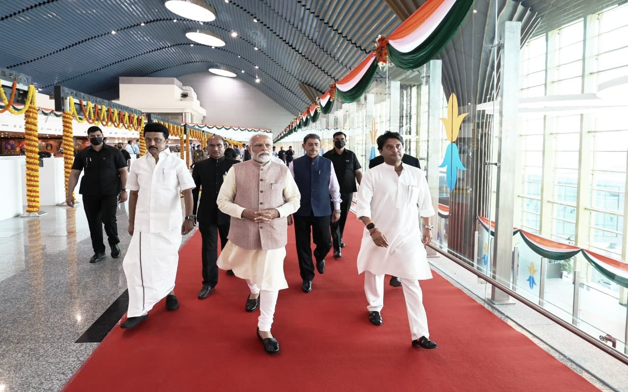 राजनीतिक घमासान के बीच चेन्नई में पीएम मोदी और स्टालिन के बीच दिखी गर्मजोशी, हाथ थामे आये नजर