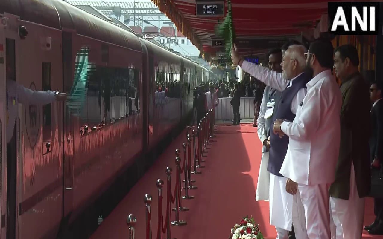 PM मोदी ने नागपुर-बिलासपुर वंदे भारत एक्सप्रेस को दिखाई हरी झंडी, मेट्रो का भी किया उद्घाटन, देखें तस्वीर