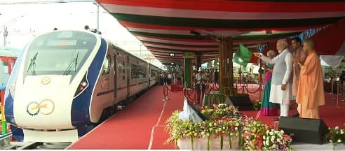 पीएम नरेंद्र  मोदी ने गोरखपुर से वंदे भारत एक्सप्रेस को दिखाई हरी झंडी, वाया अयोध्या लखनऊ तक चलेगी