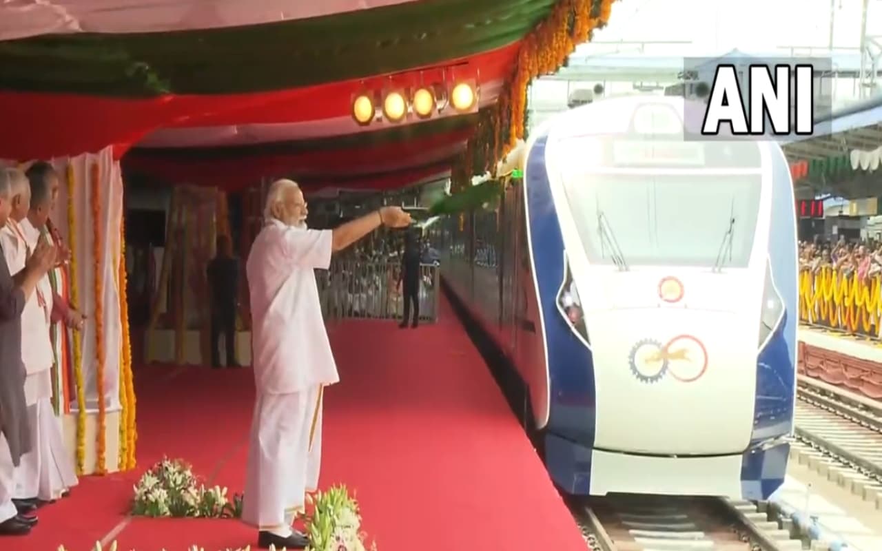 केरल के 11 जिलों से होकर गुजरेगी Vande Bharat Express, पीएम मोदी ने दिखाई हरी झंडी, ट्रेन में बच्चों से की बात