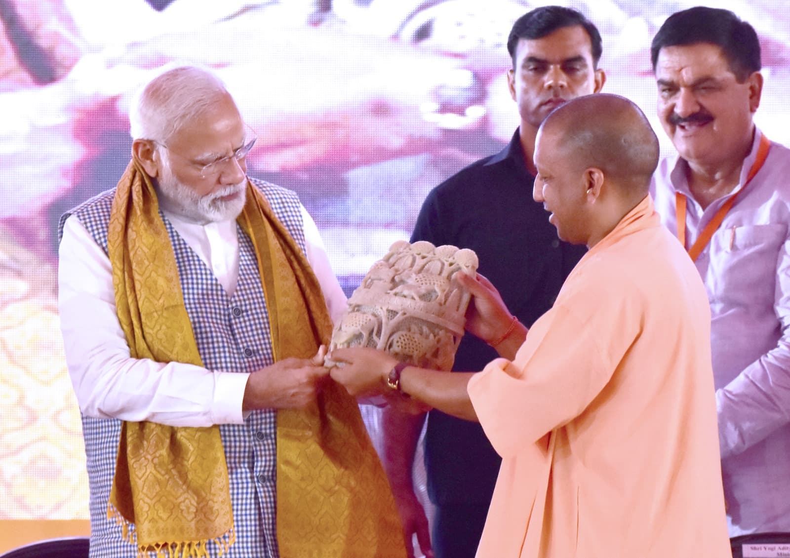 सीएम योगी ने वाराणसी में पीएम मोदी का तनछुई जामावर पहनाकर किया स्वागत, जीआई क्राफ्ट गोवर्धन पर्वत भेंट किया