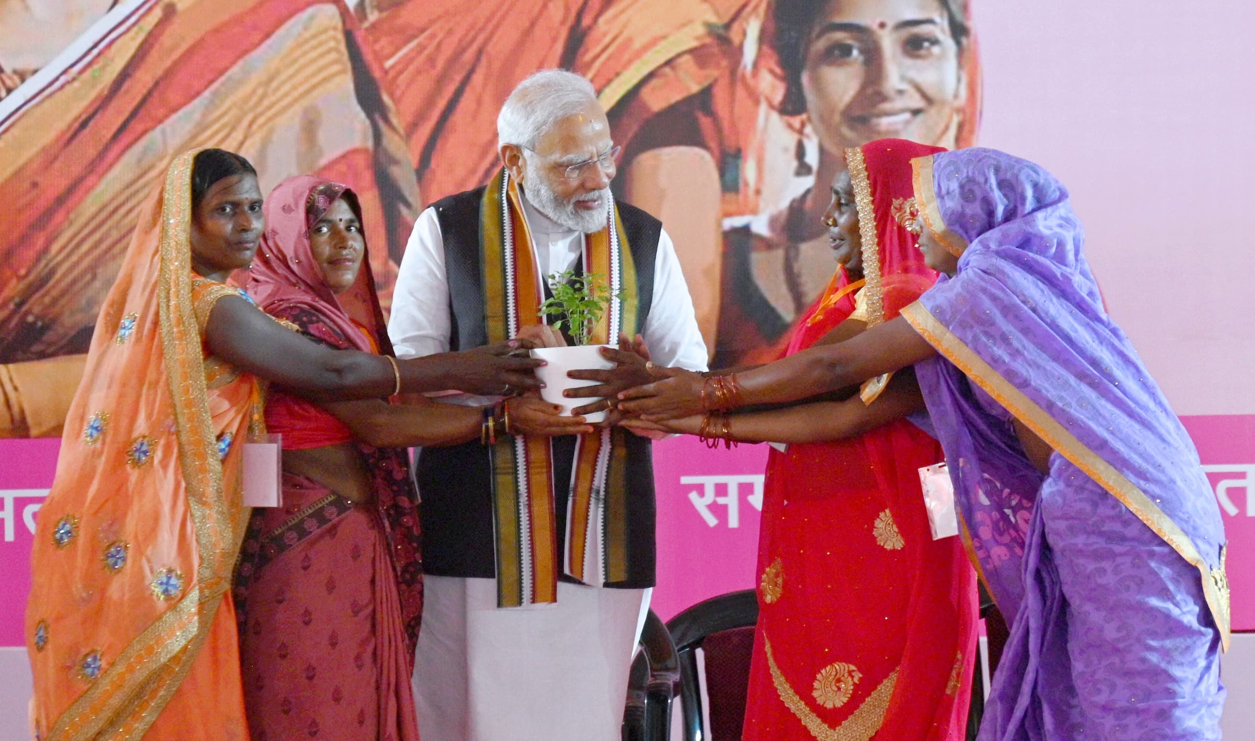 PM Modi Varanasi Visit Photo: पीएम नरेंद्र मोदी वाराणसी के नारी शक्ति वंदन अभिनंदन कार्यक्रम में,  देखें फोटो