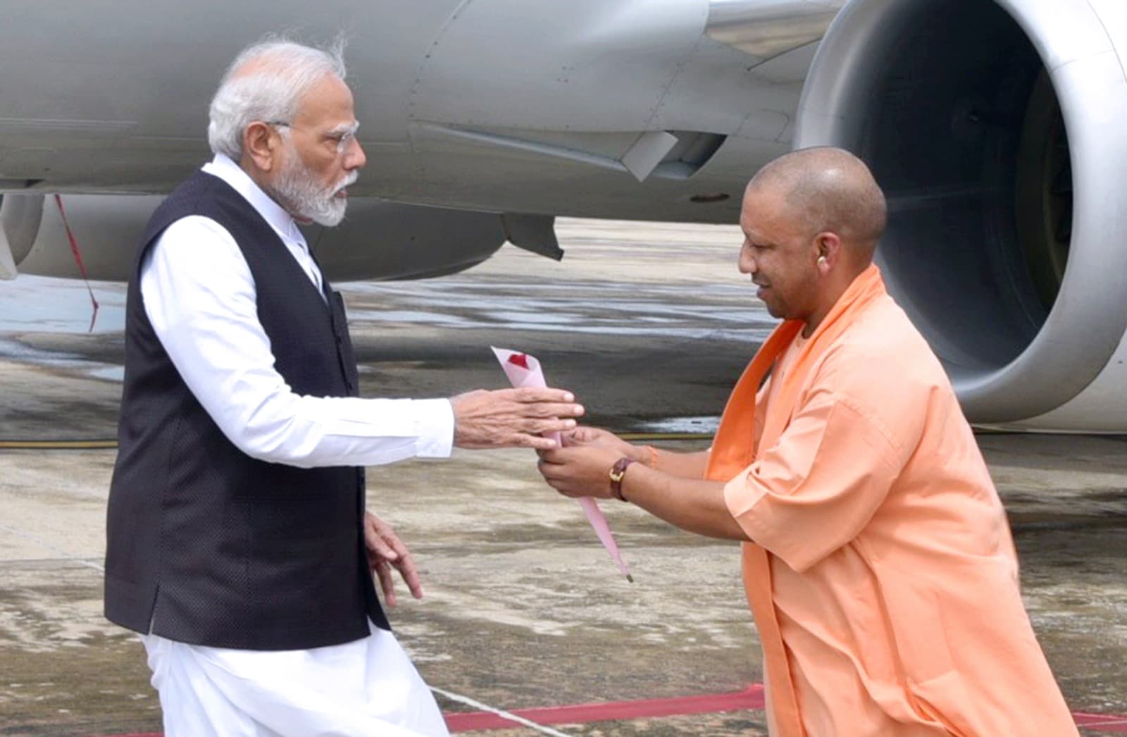 PM Modi Varanasi Visit Photo: पीएम नरेंद्र मोदी के  वाराणसी दौरे के अद्भुत पल, देखें  फोटो