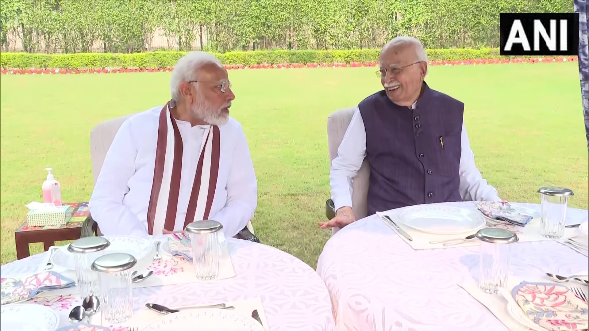 LK Advani Birthday: अब ऐसे दिखते हैं लालकृष्ण आडवाणी, जन्मदिन पर गुलदस्ता लेकर पहुंचे पीएम मोदी, वीडियो