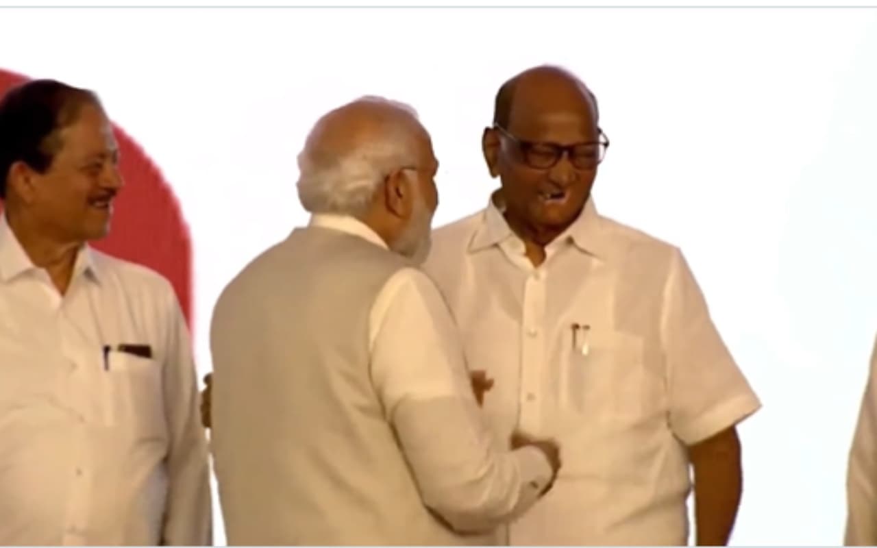 मंच पर खूब लगे ठहाके, शरद पवार ने ठोकी पीएम मोदी की पीठ, देखें वीडियो