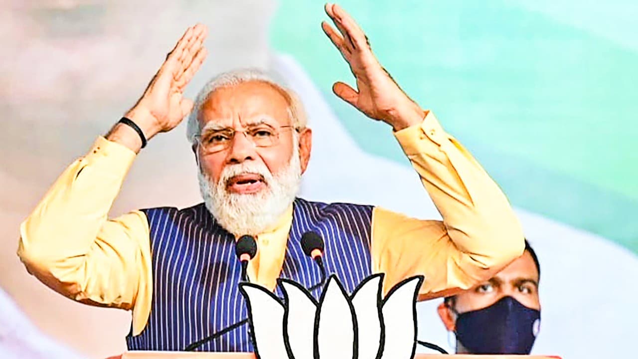 बरेली को सपा-बसपा ने जलाया दंगों की आग में, भाजपा में मुहब्बत से रहते हैं सभी: पीएम मोदी