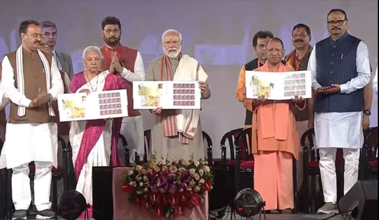 PM Modi Mathura Visit: पीएम नरेंद्र मोदी पहुंचे मथुरा, संत मीराबाई पर डाक टिकट और सिक्का जारी किया