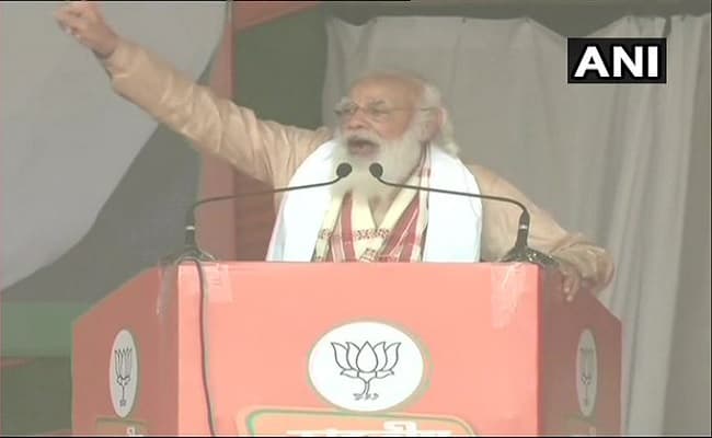 असम में कांग्रेस पर जमकर बरसे पीएम मोदी, बोले- पश्चिम बंगाल में जिन वामपंथियों के साथ वो लाल-सलाम कर रहे हैं, उन्हीं के साथ केरल में चल रही नूरा-कुश्ती