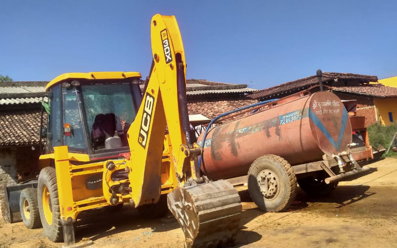 देवघर : चितरा में आउटसोर्सिंग कंपनी के वाहनों व मशीनों को ग्रामीणों ने किया क्षतिग्रस्त