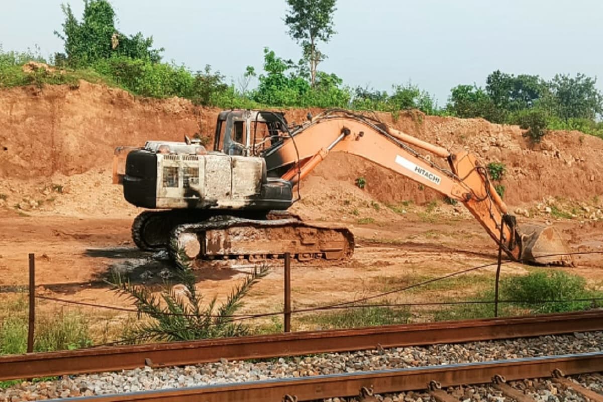 चतरा में टीएसपीसी उग्रवादियों का तांडव, पोकलेन मशीन को किया आग के हवाले