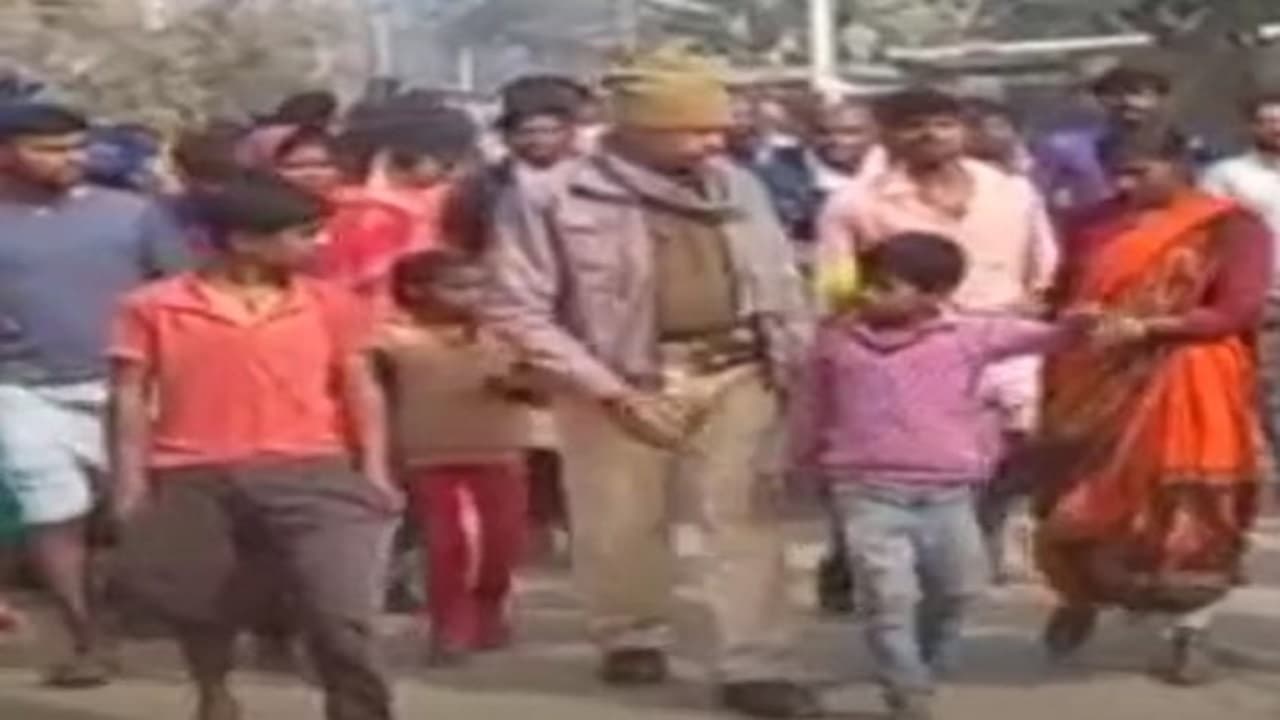 मुजफ्फरपुर में उत्पाद विभाग की टीम ने महिला व बच्चों को पीटा, लोगों ने विभाग की गाड़ी को किया क्षतिग्रस्त