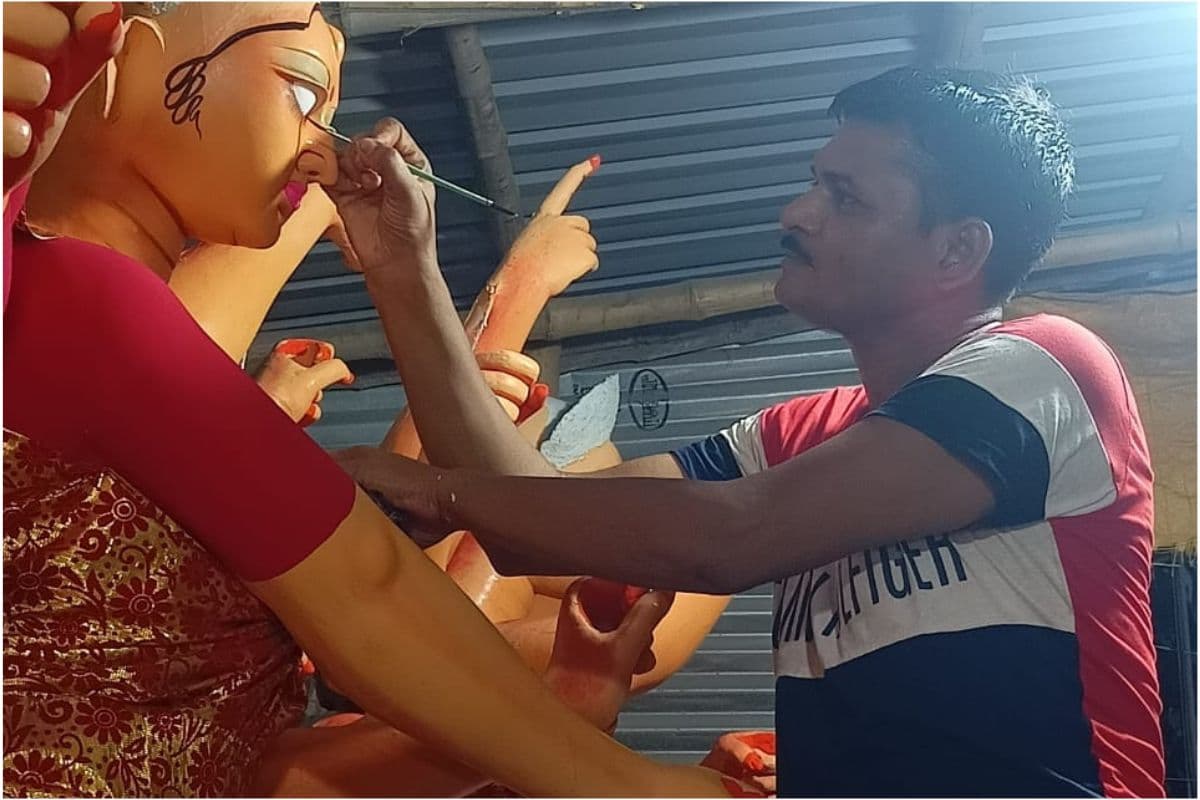 Durga puja 2023 : दिन में पुलिस की ड्यूटी, रात में देवी दुर्गा की प्रतिमा गढ़ते हैं सुकुमार