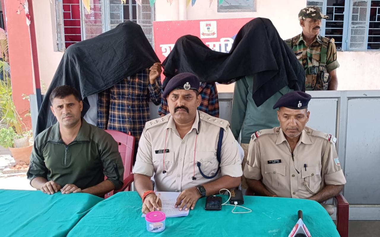 चतरा पुलिस ने ब्राउन शुगर के साथ चार युवक को किया गिरफ्तार, भेजा जेल