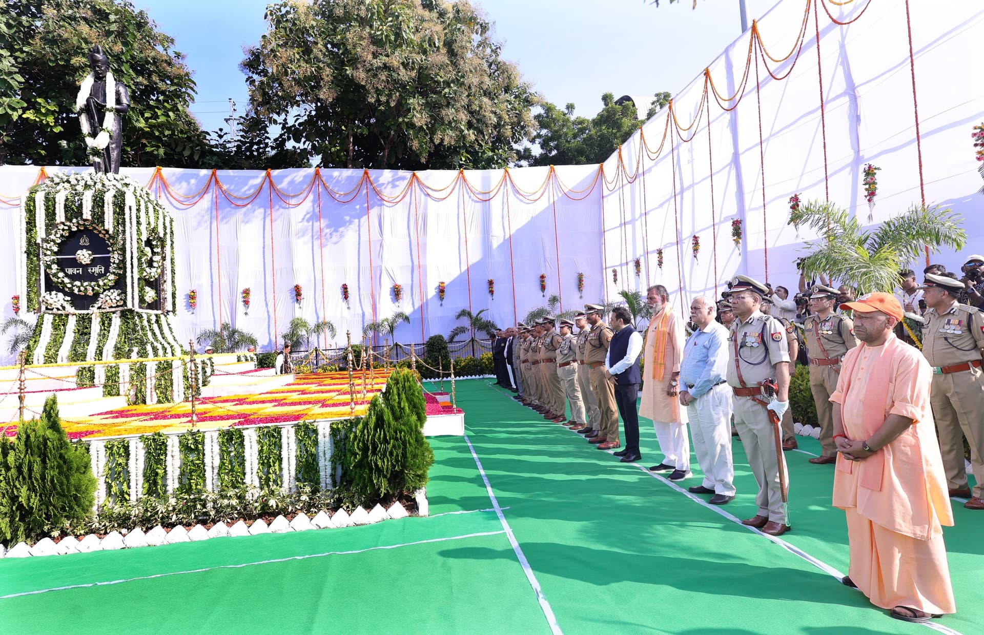 UP News: पुलिस स्मृति दिवस परेड पर सीएम योगी ने शहीद कर्मियों को दी श्रद्धांजलि, परिजनों को किया सम्मानित