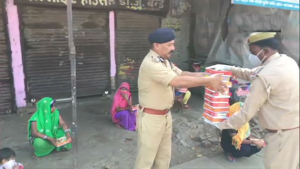 Fight with coronavirus : पुलिस वाले जरूरतमंदों को खिला रहे खाना, रैन बसेरे में गरीबों को आश्रय