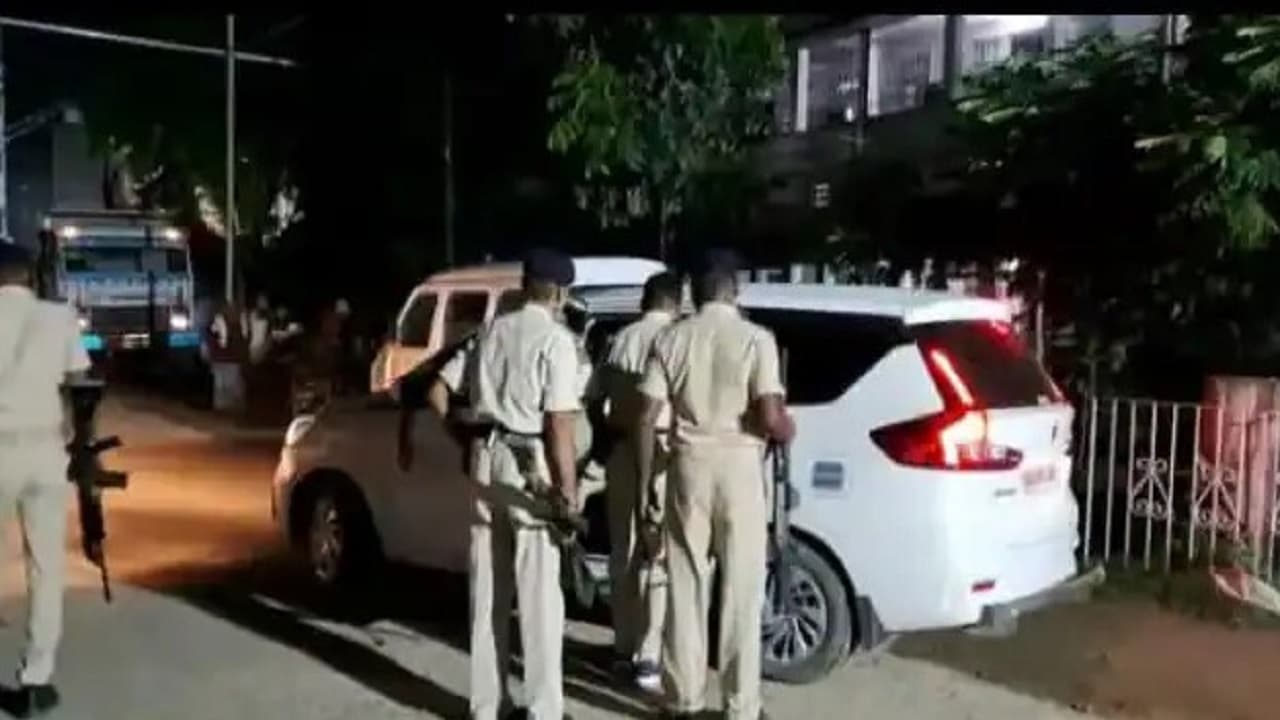 Bihar News: मोतिहारी में छापेमारी करने गयी पुलिस टीम पर हमला, दो थानेदार समेत आधा दर्जन पुलिसकर्मी जख्मी Bihar News: मोतिहारी में छापेमारी करने गयी पुलिस टीम पर हमला, दो थानेदार समेत आधा दर्जन पुलिसकर्मी जख्मी
