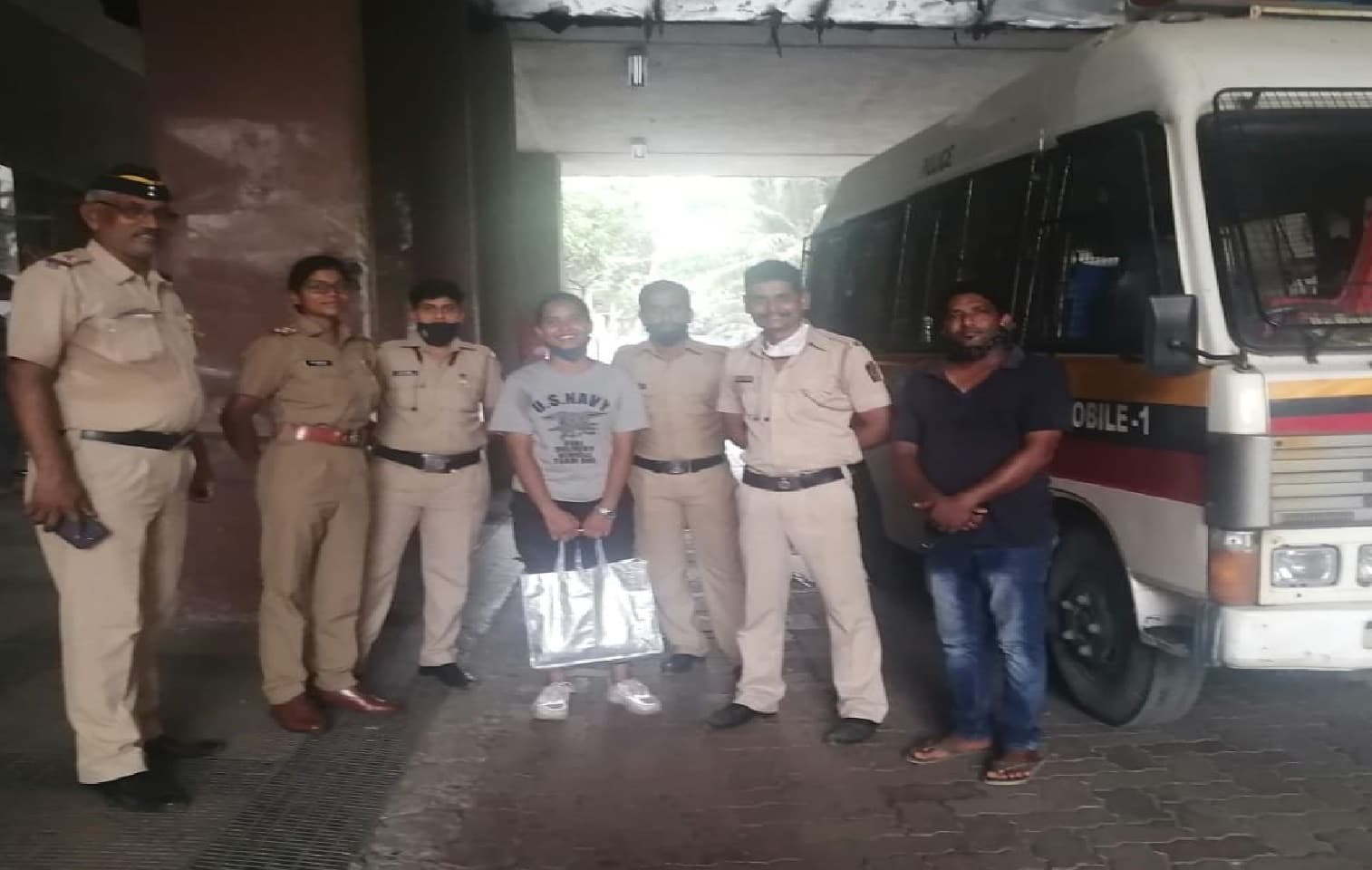 पुलिस वैन में महिला ने दिया बच्चे को जन्म, प्रसव पीड़ा की वजह से रास्ते में हो गयी थी बेहोश