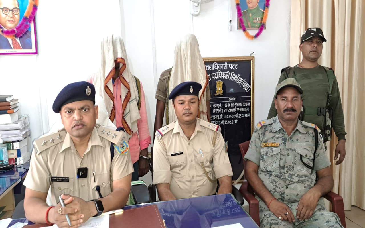 चतरा में 85 किलो 700 ग्राम डोडा के साथ दो तस्कर गिरफ्तार, तीन बाइक जब्त