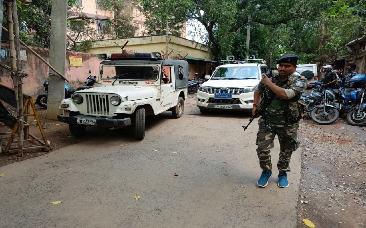 11 साल की नौकरी में बनायी 50 लाख से अधिक की संपत्ति, मरंगा के पूर्व थानाध्यक्ष पर प्राथमिकी दर्ज