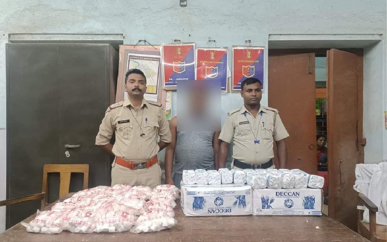 West Bengal News: जमालपुर में छापामारी कर पुलिस ने दुकान से भारी मात्रा में जब्त किये मादक पदार्थ