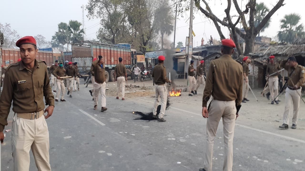 मुजफ्फरपुर में बच्ची का शव मिलने पर भड़के लोग, पुलिस को खदेड़ा, वाहनों में तोड़फोड़