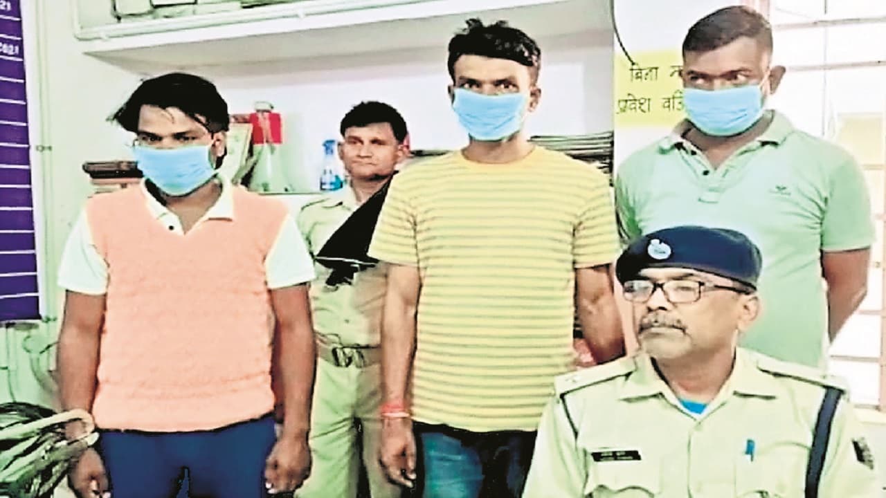 बिहार पुलिस के पैंथर मोबाइल जवान सड़क लूट, चोरी और नोट डबलिंग के धंधे में थे लिप्त, गिरफ्तार व सस्पेंड बिहार पुलिस के पैंथर मोबाइल जवान सड़क लूट, चोरी और नोट डबलिंग के धंधे में थे लिप्त, गिरफ्तार व सस्पेंड