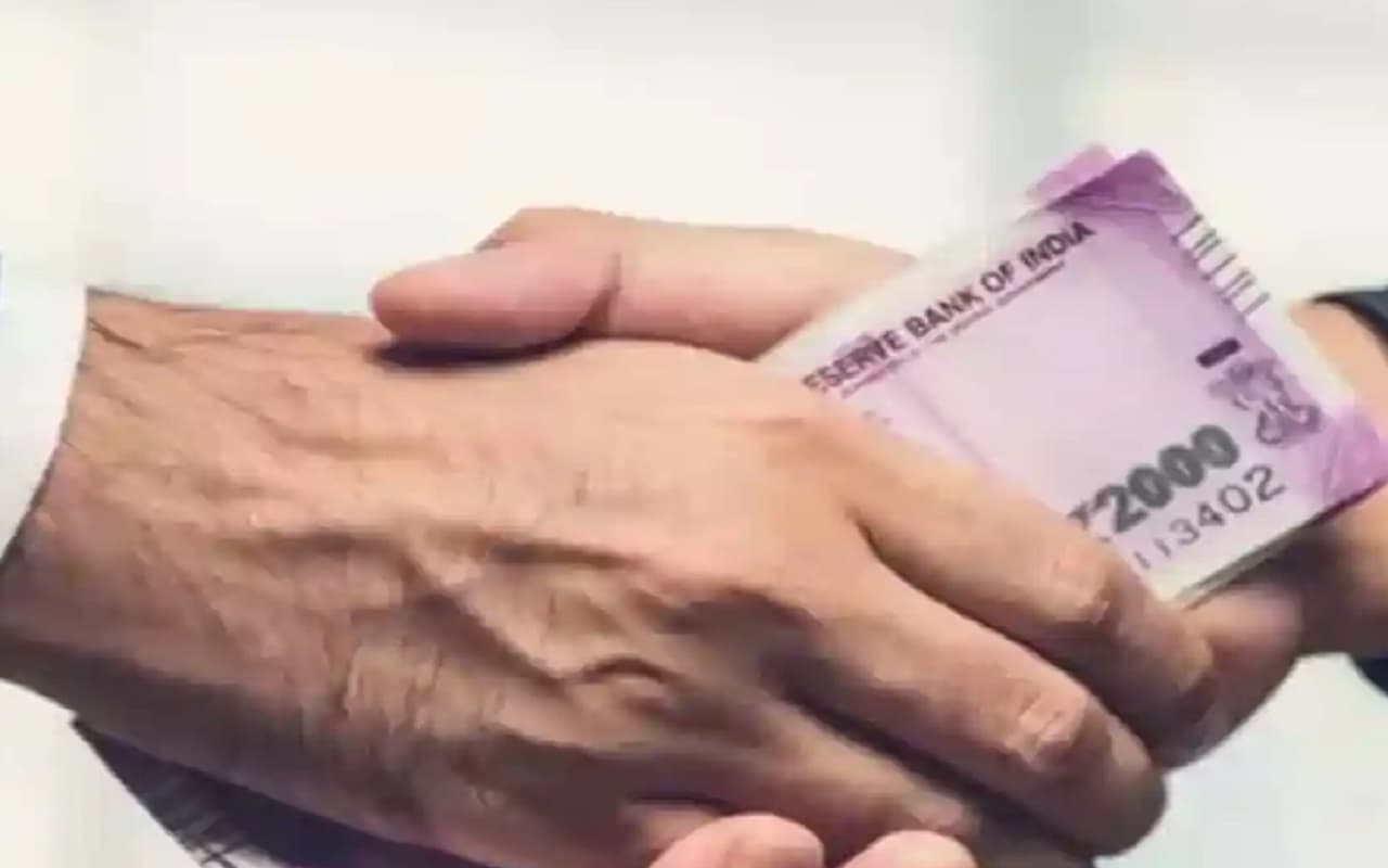 चतरा में भ्रष्टाचार के विरुद्ध एसीबी की बड़ी कार्रवाई, 20 हजार रिश्वत लेते जेई और दलाल गिरफ्तार