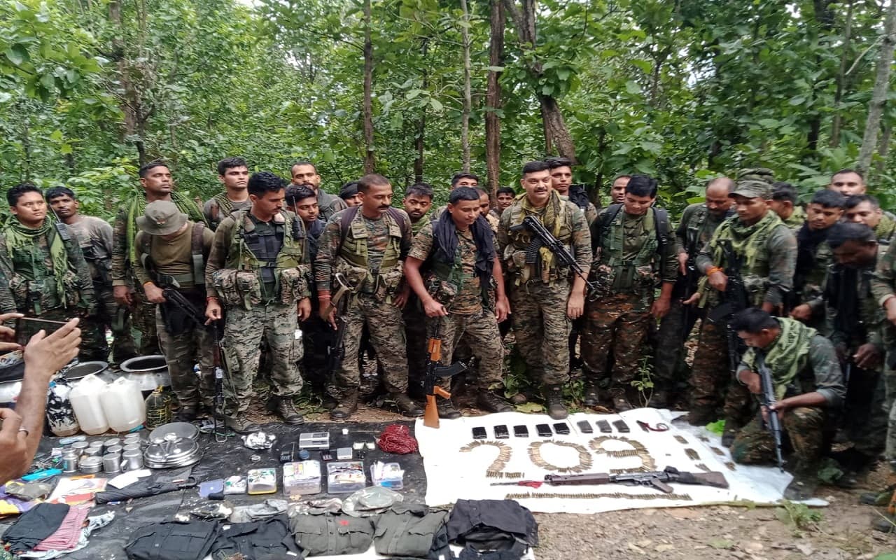 Jharkhand News: राइफल लेकर खड़ा नक्सली काली और खाना बनाने के लिए लकड़ी काट रही रीला पुलिस मुठभेड़ में ढेर