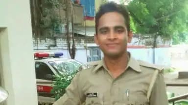 कासगंज कांड : बेटे की शहादत की खबर सुन पिता बोले- पुलिस ले बदला, सिपाही देवेंद्र की 3 साल की बेटी पूछ रही कब आएंगे पापा