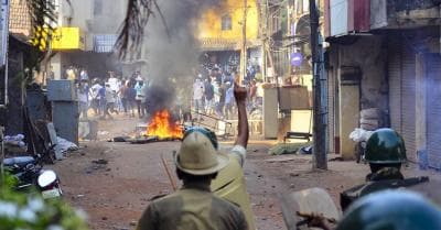 पथराव व बाइक जलाने के बाद पुलिस फायरिंग