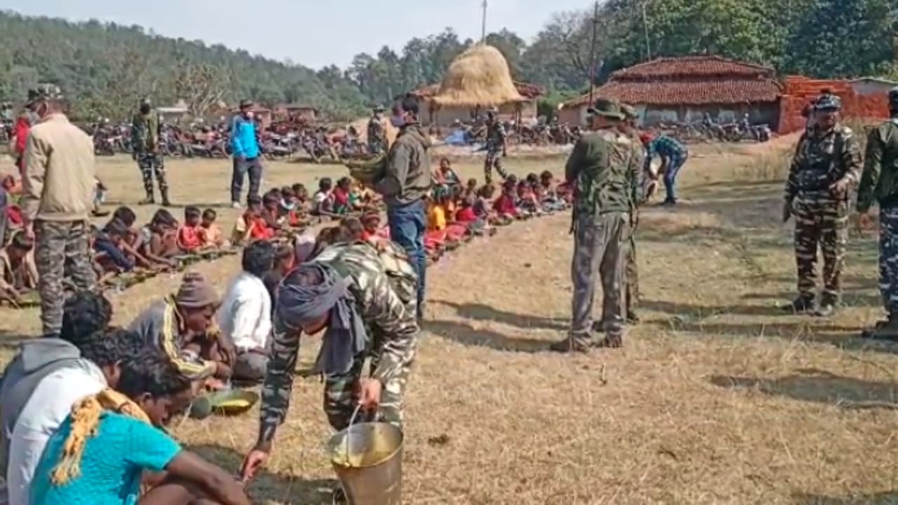 अच्छी खबर : गुमला में जहां नक्सली लगाते थे जनअदालत, वहां पुलिस ग्रामीणों के साथ कर रहे बैठक