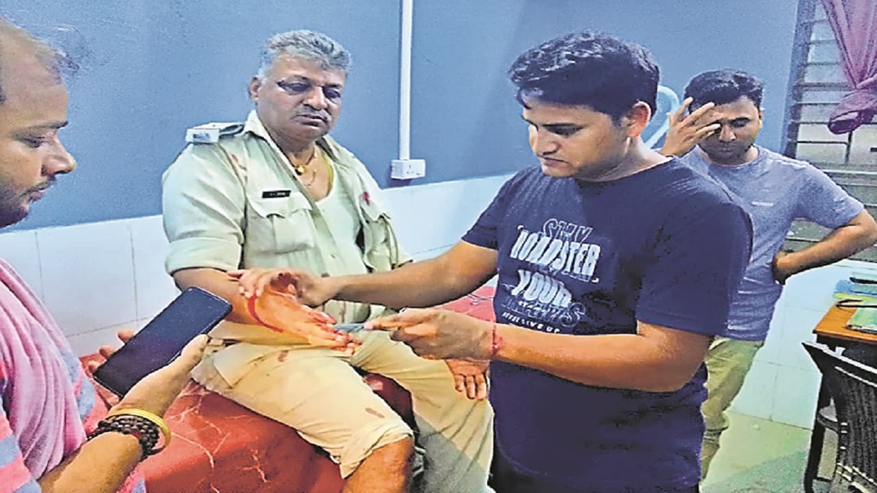 बिहार: खगड़िया में गिरफ्तारी के लिए पहुंची पुलिस पर लाठी व पत्थरों से हमला, 4 पदाधिकारी जख्मी