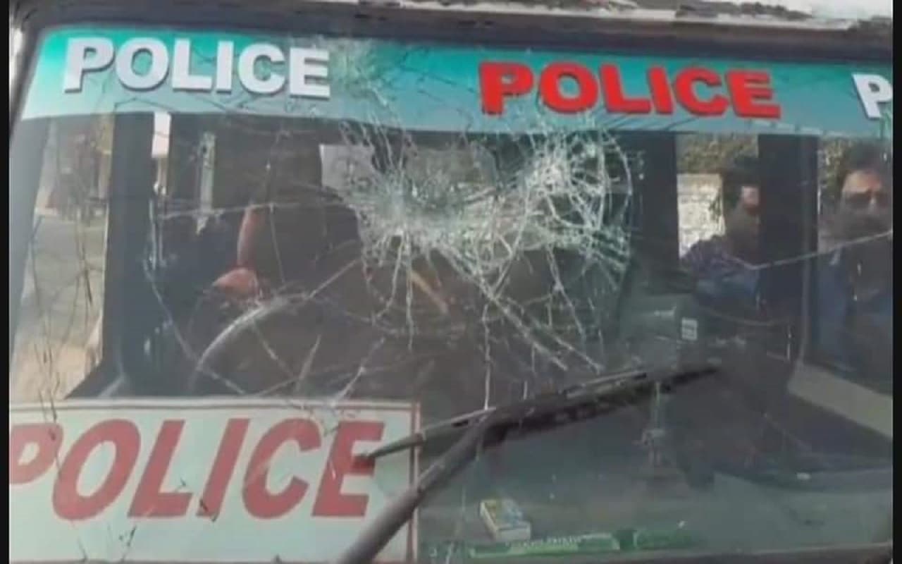 पश्चिम बंगाल:युवक की मौत से नाराज लोगों पर लाठी चार्ज, भड़के लोगों का पुलिस पर पथराव, डिप्टी मेयर समेत कई घायल