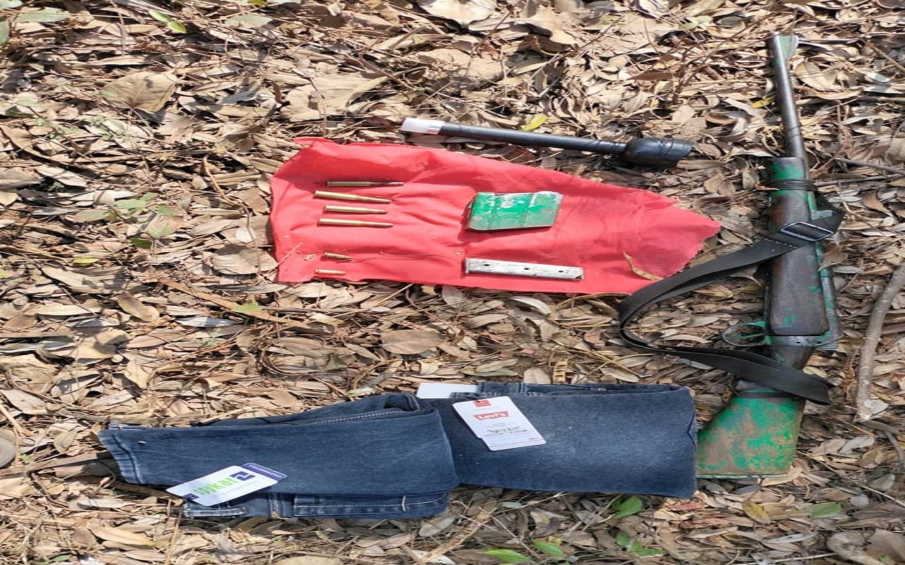 Police Naxal Encounter: झारखंड में पुलिस व PLFI नक्सलियों के बीच मुठभेड़, राइफल व नक्सली सामग्री बरामद