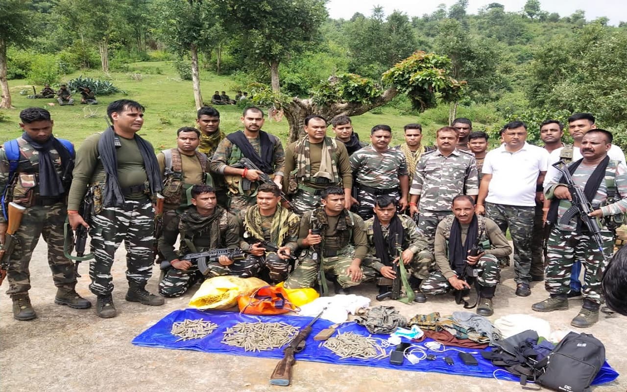 Jharkhand : झारखंड में पुलिस-नक्सली मुठभेड़, गोलियों की तड़तड़ाहट से गूंजा जंगल, राइफल समेत कई सामान जब्त