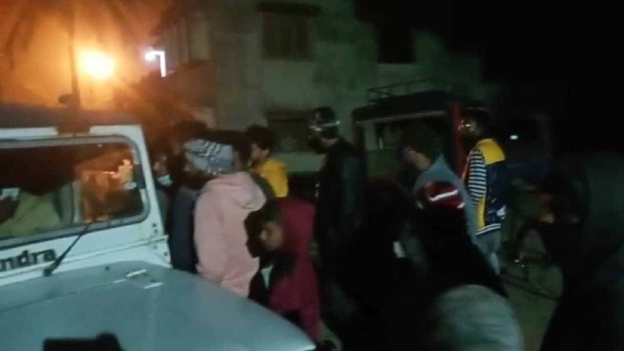 Jharkhand News:पलामू में नशे में धुत पुलिसकर्मियों का उत्पात, कई लोगों से की मारपीट, ग्रामीणों में आक्रोश