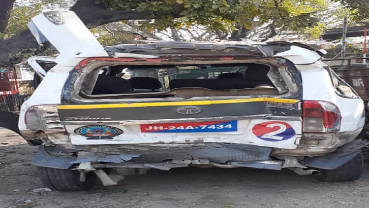 झारखंड में ट्रेलर ने पेट्रोलिंग वैन को मारी टक्कर, 4 पुलिसकर्मी घायल, एक की हालत नाजुक, रांची रेफर