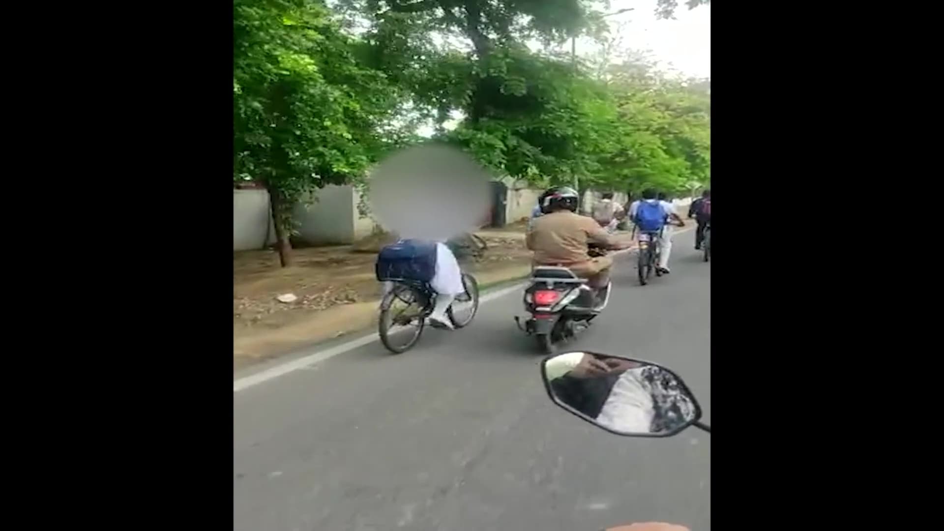 साइकिल से स्कूल जा रही छात्रा का स्कूटी से पीछा कर रहा था पुलिसकर्मी शहादत अली,
video वायरल,जानें क्या हुआ
