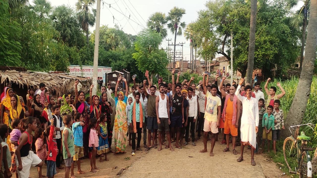 उपहारा में थानाध्यक्ष की मनमानी के खिलाफ ग्रामीणों ने किया प्रदर्शन, कहा- थानाध्यक्ष को किया जाए निलंबित