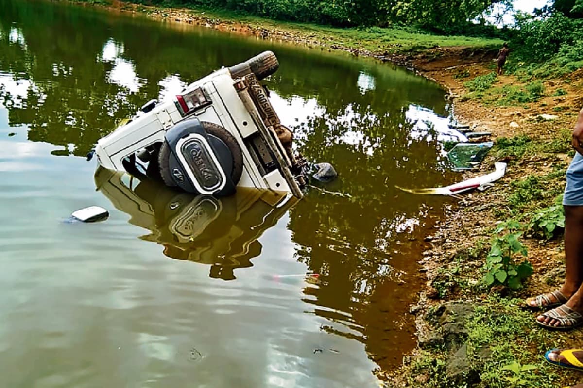 जमशेदपुर : बोलेरो तालाब में डूबी, बचाये गये यात्री