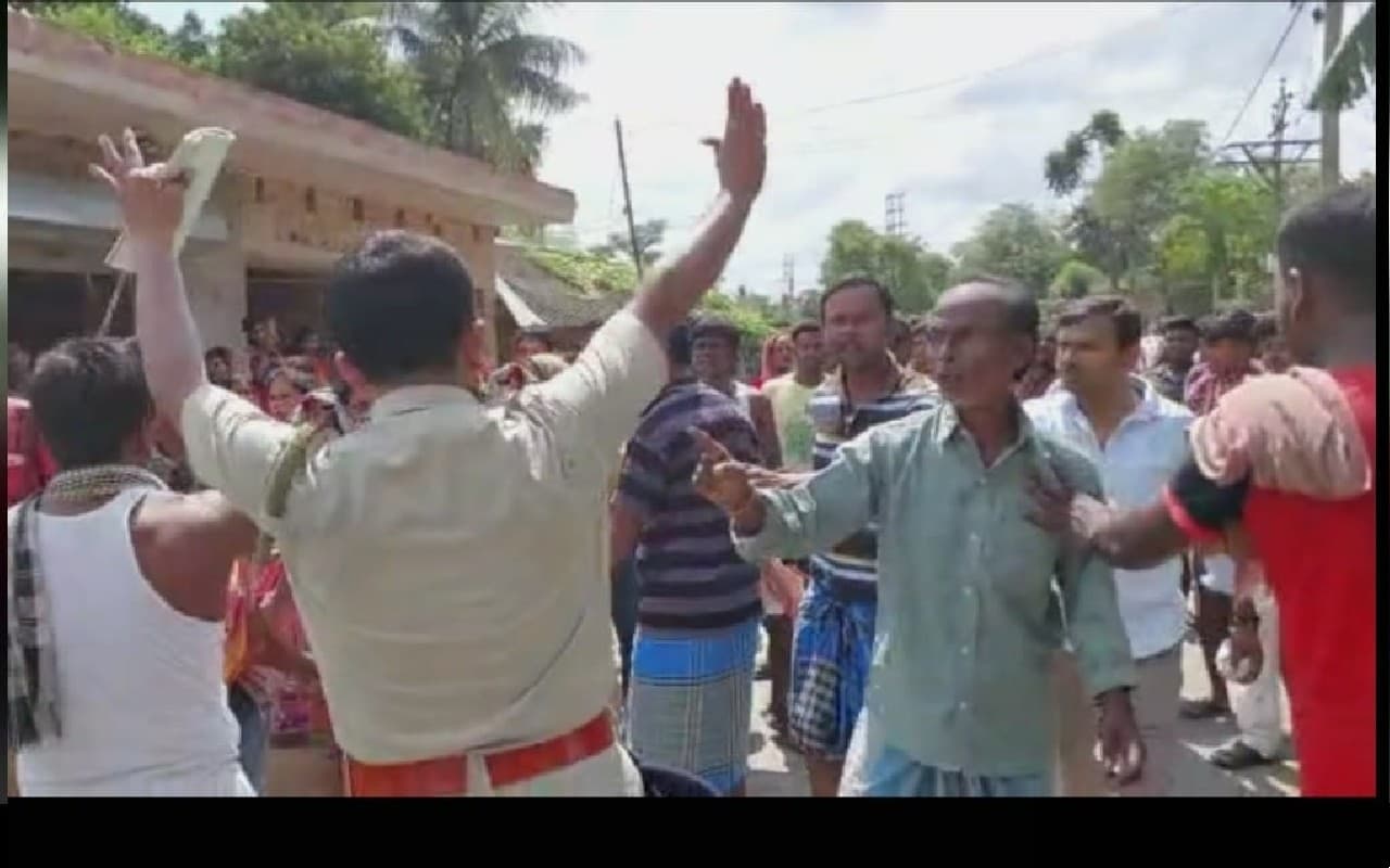तालाब में मृत मिली बच्ची के परिजनों से मिलने पहुंचे कांग्रेस नेता को गांव के बाहर स्थानीय लोगों ने खदेड़ा